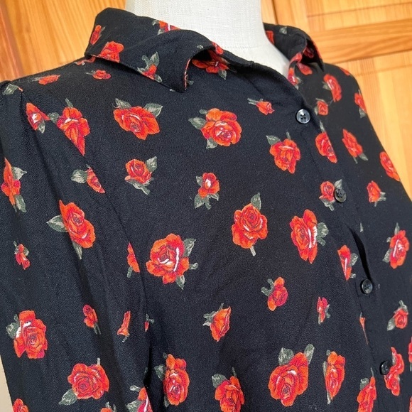NWOT Volcom Medium Long Sleeve Roses Shirt Cutout Asymmetrical Back - Picture 6 of 10
